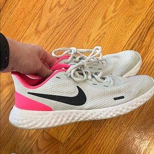 Nike White Running Sneakers with Pink Accent and Black Swoosh